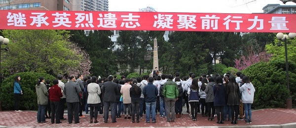 上海交大师生清明时节祭扫革命英烈